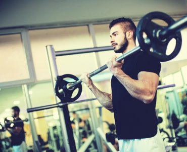 Barbell biceps curl is een effectieve training voor de voorzijde van de bovenarmen