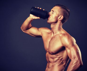 Voedingssupplementen: een sporter drinkt een eiwitshake