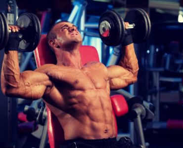 De dumbbell shoulder press richt zich op het trainen van de schouderspieren.
